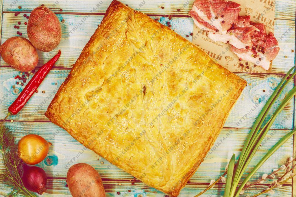 Пирог из слоено дрожжевого теста с мясом и картофелем