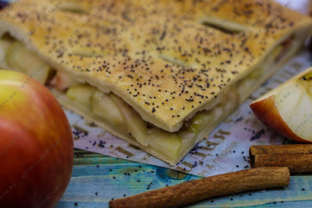 Пирог из слоено дрожжевого теста с яблоками