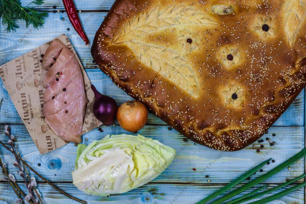 Пирог из сдобного теста с курицей и капустой