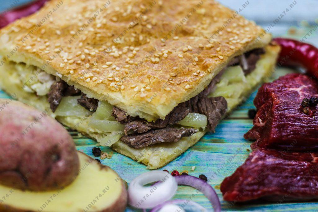 Пирог из слоеного теста с говядиной и картофелем