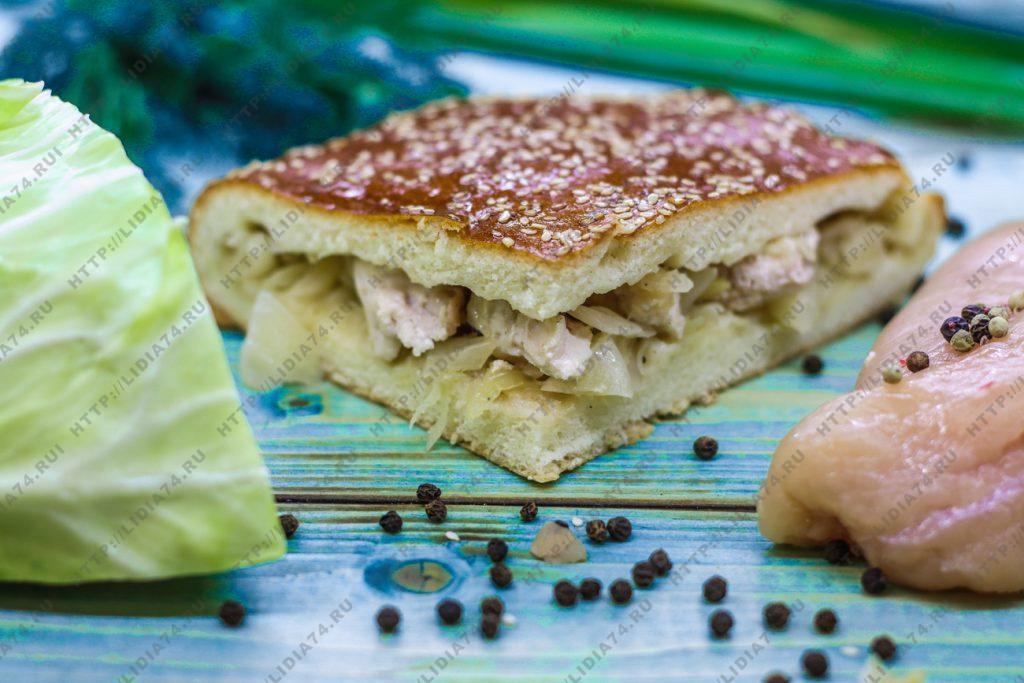 Пирог из сдобного теста с курицей и капустой