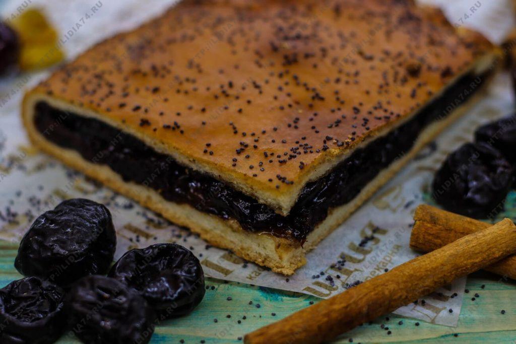 Пирог из сдобного теста с черносливом